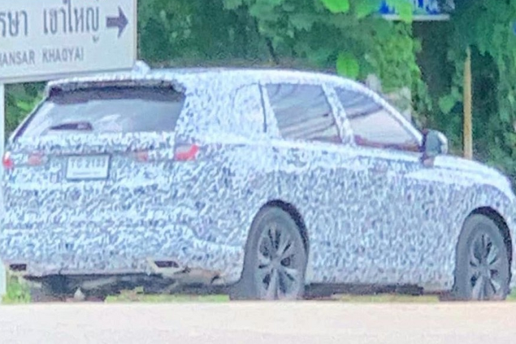 Hình ảnh do 1 số trang tin tại Thái Lan chia sẻ cho thấy mẫu xe Honda CR-V 2023 mới đã lăn bánh tại "xứ sở chùa Vàng" với ngoại thất được ngụy trang cẩn thận. Như vậy, nhiều khả năng Honda CR-V thế hệ mới có thể được giới thiệu ngay cuối năm 2022 này tại Thái Lan hoặc chậm nhất là vào đầu năm sau.