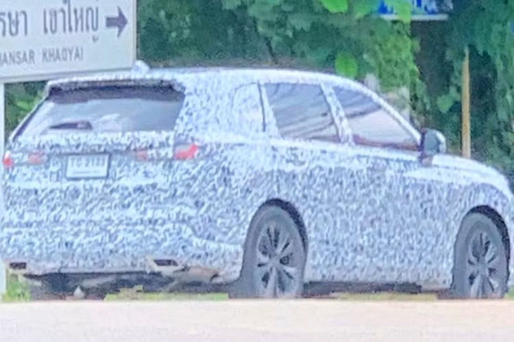 Hình ảnh do 1 số trang tin tại Thái Lan chia sẻ cho thấy mẫu xe Honda CR-V 2023 mới đã lăn bánh tại "xứ sở chùa Vàng" với ngoại thất được ngụy trang cẩn thận. Như vậy, nhiều khả năng Honda CR-V thế hệ mới có thể được giới thiệu ngay cuối năm 2022 này tại Thái Lan hoặc chậm nhất là vào đầu năm sau.