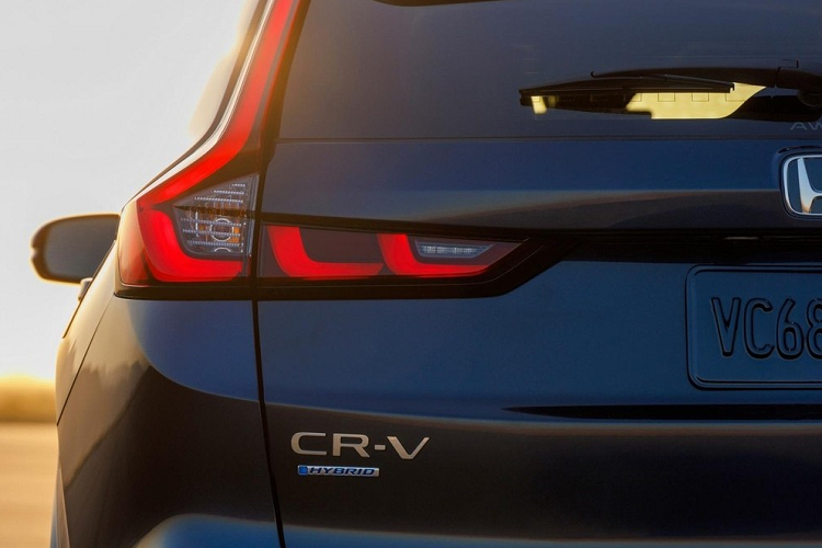 Lúc ra mắt tại Mỹ, Honda CR-V 2023 có đến 4 bản trang bị bao gồm E, EX-L, Sport và Sport Touring cùng với đó là 2 tùy chọn động cơ. Đầu tiên là động cơ xăng 4 xi-lanh, tăng áp, dung tích 1.5 lít, sản sinh công suất tối đa 190 mã lực và mô-men xoắn cực đại 243 Nm.