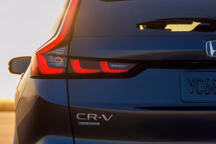 Lúc ra mắt tại Mỹ, Honda CR-V 2023 có đến 4 bản trang bị bao gồm E, EX-L, Sport và Sport Touring cùng với đó là 2 tùy chọn động cơ. Đầu tiên là động cơ xăng 4 xi-lanh, tăng áp, dung tích 1.5 lít, sản sinh công suất tối đa 190 mã lực và mô-men xoắn cực đại 243 Nm.