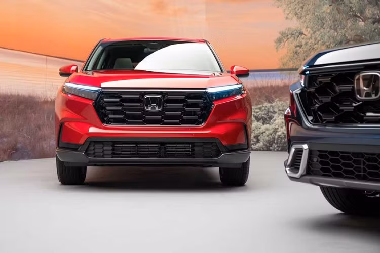 Tiếp đến là hệ truyền động hybrid cho 2 bản cao nhất bao gồm máy xăng 2.0L và 2 mô-tơ điện, giúp cho xe tạo ra công suất tổng cộng lên đến 204 mã lực và mô-men xoắn cực đại 335 Nm. Ở bản Sport Touring chỉ có một trang bị duy nhất là hệ dẫn động 4 bánh.