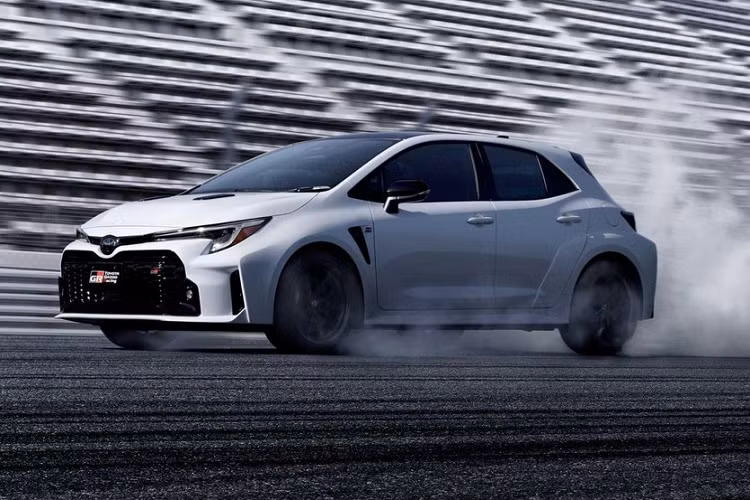 Việc bán những chiếc xe Toyota GR Corolla 2023 mới đang làm mưa làm gió trên thị trường theo hình thức quay số ngẫu nhiên đang được nhiều hãng áp dụng, lý do họ không chọn phương pháp ưu tiên cho các khách hàng cọc đầu tiên là sợ có sự gian lận, nhân viên đại lý có thể nhận tiền lót tay và đảo danh sách người cọc dễ như trở bàn tay.