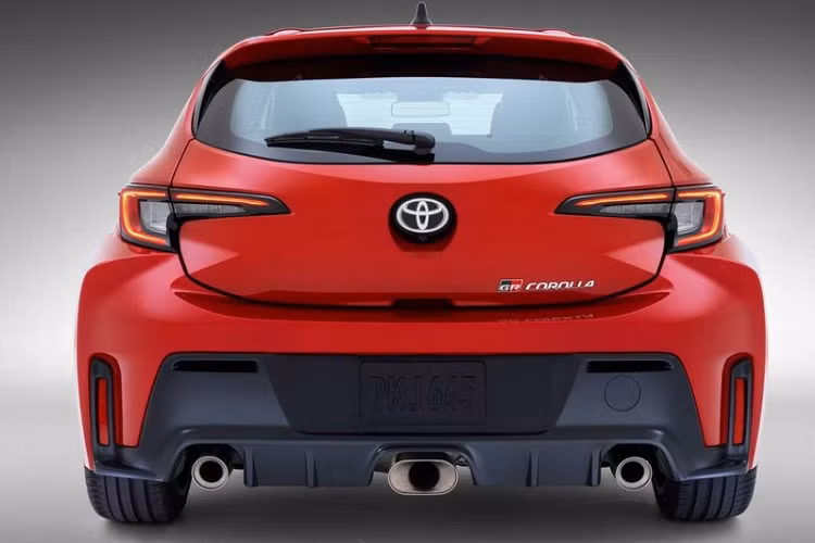 Cầu vượt cung khiến Toyota Nhật Bản phải nghĩ đến giải pháp không muốn làm mất lòng khách hàng nên tổ chức chương trình xổ số ngẫu nhiên để tìm ra 500 người mua xe Toyota GR Corolla 2023 tiêu chuẩn và 70 người siêu may mắn sẽ được phép mua GR Corolla Morizo Edition với giá niêm yết.