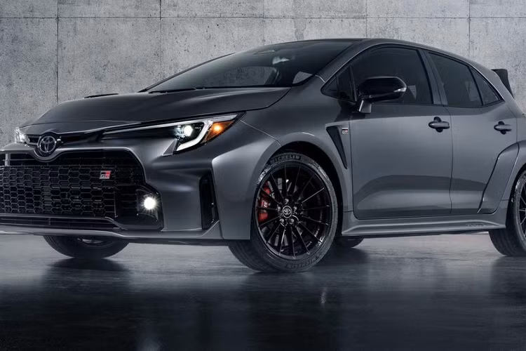 Bên cạnh đó, công ty biết rằng GR Corolla sẽ có nhu cầu cao tại quê nhà nên sẽ không thể đáp ứng tất cả các đơn đặt hàng. Ngoài ra, mẫu xe cũng được bán ở Bắc Mỹ càng gây thêm áp lực về nguồn cung. Giá xe Toyota GR Corolla tại Nhật Bản từ 5,25 triệu yên, tương đương 938 triệu đồng cho GR Corolla RZ và 7,15 triệu yên, khoảng 1,23 tỷ đồng cho phiên bản Morizo.