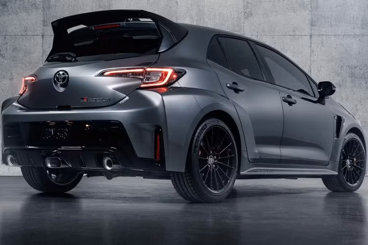 Sức mạnh này cho phép Toyota GR Corolla 2023 tăng tốc từ 0-100 km/h trong thời gian 5,5 giây. Động cơ kết hợp với hộp số sàn 6 cấp iMT và hệ dẫn động 4 bánh GR-Four. Có thể thấy, Toyota GR Corolla 2023 có sức mạnh cao hơn Hyundai Elantra N 2023 mới lộ ảnh về Việt Nam.