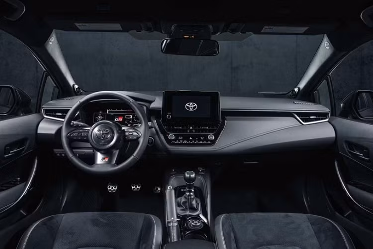 Việc giao hàng cho cả 2 phiên bản này dự kiến sẽ bắt đầu vào mùa xuân năm 2023. Toyota cho biết lý do áp dụng quy trình khá bất thường này là do vấn đề bắt nguồn từ sự tắc nghẽn nguồn cung do đại dịch COVID-19 và tình trạng thiếu chất bán dẫn. Nhà sản xuất ôtô Nhật Bản không còn cách nào khác ngoài việc hạn chế sản xuất, ít nhất là trong thời gian đầu.