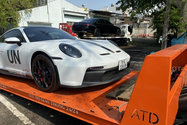 Trước đó, đại lý chính hãng từng từ chối mang mẫu Porsche 911 GT3 thế hệ 992 về Việt Nam, lý do là vì khoảng sáng gầm của mẫu xe này quá thấp dẫn đến việc không thể áp ứng được yêu cầu của việc đăng kiểm.