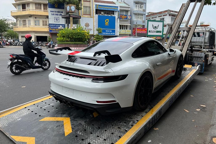Ở phía sau, Porsche 911 GT3 2022 được trang bị cánh gió lớn được lấy cảm hứng từ chiếc Porsche 911 RSR, có thể điều chỉnh độ nghiêng nhằm thay đổi lực ép xuống mặt đường. Khi ở chế độ lái thông thường, lực ép của xe tăng thêm 50% so với nguyên bản, khi ở chế độ vận hành trên đường đua, lực ép này có thể tăng tới 150%.