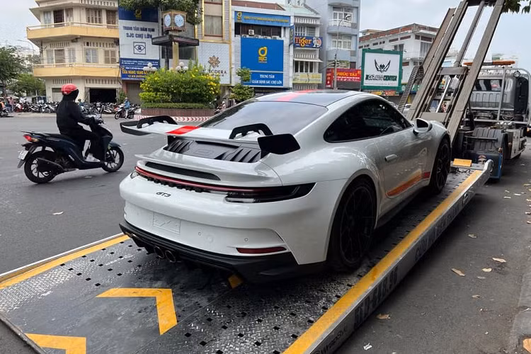 Ở phía sau, Porsche 911 GT3 2022 được trang bị cánh gió lớn được lấy cảm hứng từ chiếc Porsche 911 RSR, có thể điều chỉnh độ nghiêng nhằm thay đổi lực ép xuống mặt đường. Khi ở chế độ lái thông thường, lực ép của xe tăng thêm 50% so với nguyên bản, khi ở chế độ vận hành trên đường đua, lực ép này có thể tăng tới 150%.