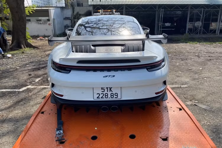 Porsche 911 GT3 2022 đầu tiên về nước có lớp sơn ngoại thất màu trắng tinh khôi, đi kèm điểm nhấn hai dải decal màu đỏ. Ngoại hình của xe đã được Porsche thiết kế lại nhằm tối ưu hóa tính khí động học.