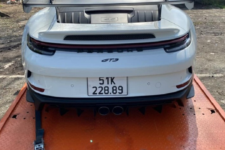 Cung cấp “sức mạnh” cho Porsche 911 GT3 là khối động cơ 6 xy-lanh dạng phẳng, dung tích 4.0L, hút khí tự nhiên, sản sinh công suất 510 mã lực. Xe có khả năng tăng tốc 0-100 km/h trong 3,4 giây, trước khi đạt vận tốc tối đa 320 km/h. Hiện chưa rõ giá xe Porsche 911 GT3 2022 của ông Đặng Lê Nguyên Vũ, nhưng chúng ta có thể tham khảo chính hãng của tại Việt Nam là từ 12,65 tỷ đồng, chưa gồm các tùy chọn.