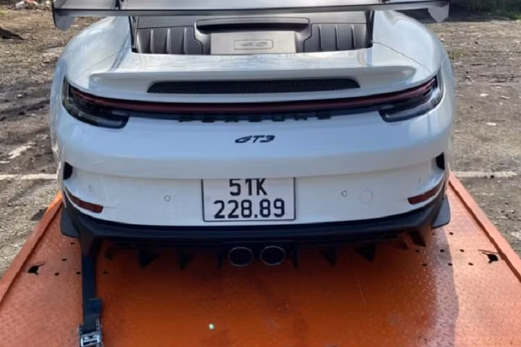 Cung cấp “sức mạnh” cho Porsche 911 GT3 là khối động cơ 6 xy-lanh dạng phẳng, dung tích 4.0L, hút khí tự nhiên, sản sinh công suất 510 mã lực. Xe có khả năng tăng tốc 0-100 km/h trong 3,4 giây, trước khi đạt vận tốc tối đa 320 km/h. Hiện chưa rõ giá xe Porsche 911 GT3 2022 của ông Đặng Lê Nguyên Vũ, nhưng chúng ta có thể tham khảo chính hãng của tại Việt Nam là từ 12,65 tỷ đồng, chưa gồm các tùy chọn.