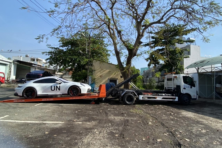 Tuy nhiên, tới cuối tháng 12/2021, vẫn có một chiếc 911 GT3 2022 cập bến Việt Nam, thông qua công ty nhập khẩu tư nhân, và mới đây, chiếc xe này cũng đã được ra biển số "51K-228.89". Đây là chiếc Porsche 911 GT3 của Đặng Lê Nguyên Vũ.