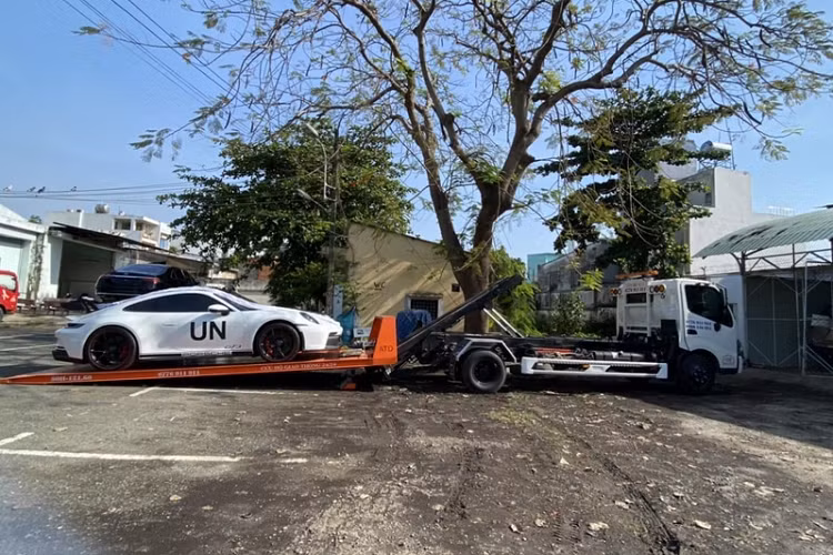 Tuy nhiên, tới cuối tháng 12/2021, vẫn có một chiếc 911 GT3 2022 cập bến Việt Nam, thông qua công ty nhập khẩu tư nhân, và mới đây, chiếc xe này cũng đã được ra biển số "51K-228.89". Đây là chiếc Porsche 911 GT3 của Đặng Lê Nguyên Vũ.