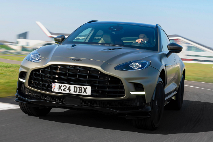 Xe chỉ cần chưa đến thời gian 3,2 giây là có thể tăng tốc từ vị trí xuất phát lên 100 km/h trước khi lao về con số tốc độ tối đa 310 km/h. Những thông số này giúp xe trở thành chiếc SUV nhanh nhất thế giới .