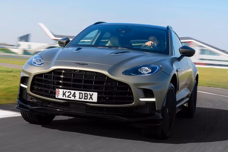 Xe chỉ cần chưa đến thời gian 3,2 giây là có thể tăng tốc từ vị trí xuất phát lên 100 km/h trước khi lao về con số tốc độ tối đa 310 km/h. Những thông số này giúp xe trở thành chiếc SUV nhanh nhất thế giới .