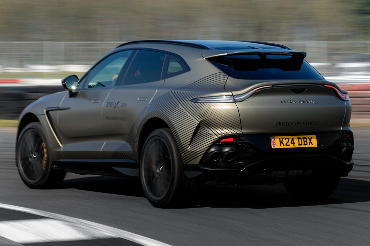 So với phiên bản tiêu chuẩn, Aston Martin DBX 707 không chỉ có ngoại hình hầm hố, nội thất thể thao và giá bán đắt hơn 5 tỷ đồng mà còn được trang bị khối động cơ V8, dung tích 4.0 lít, tăng áp kép để giúp phiên bản DBX 707 có thêm 155 mã lực, công suất tối đa của xe là 697 mã lực và mô-men xoắn cực đại tăng 200 Nm lên thành 900 Nm.