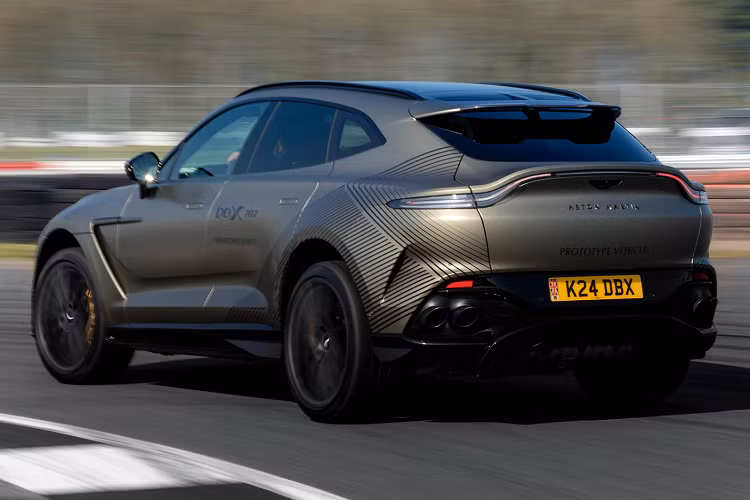 So với phiên bản tiêu chuẩn, Aston Martin DBX 707 không chỉ có ngoại hình hầm hố, nội thất thể thao và giá bán đắt hơn 5 tỷ đồng mà còn được trang bị khối động cơ V8, dung tích 4.0 lít, tăng áp kép để giúp phiên bản DBX 707 có thêm 155 mã lực, công suất tối đa của xe là 697 mã lực và mô-men xoắn cực đại tăng 200 Nm lên thành 900 Nm.