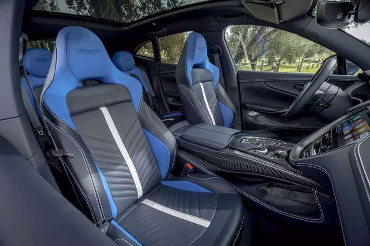 Dù không nói rõ chủ nhân sở hữu là ai nhưng việc đại lý xác nhận giá xe Aston Martin DBX 707 bán ra từ từ 21,8 tỷ đồng và sẽ có mặt trong nước vào tháng 10, cũng khá trùng hợp với thông tin ông Đặng Lê Nguyên Vũ mua Aston Martin DBX 707.