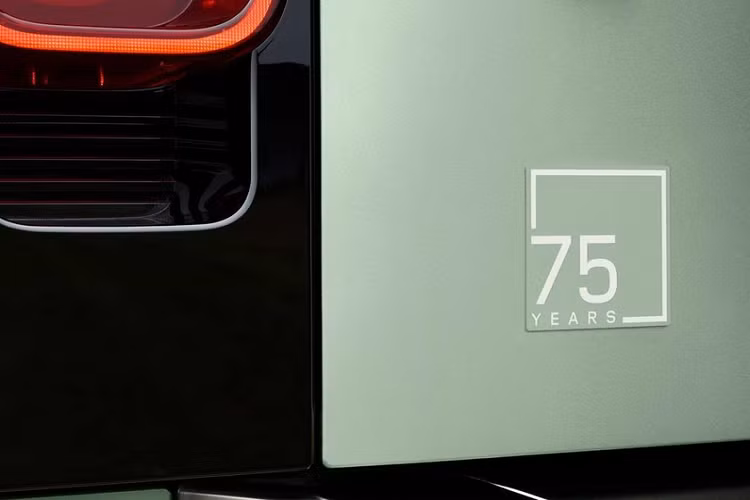 Land Rover Defender 75th Limited Edition ra mat, tu 2,2 ty dong-Hinh-2