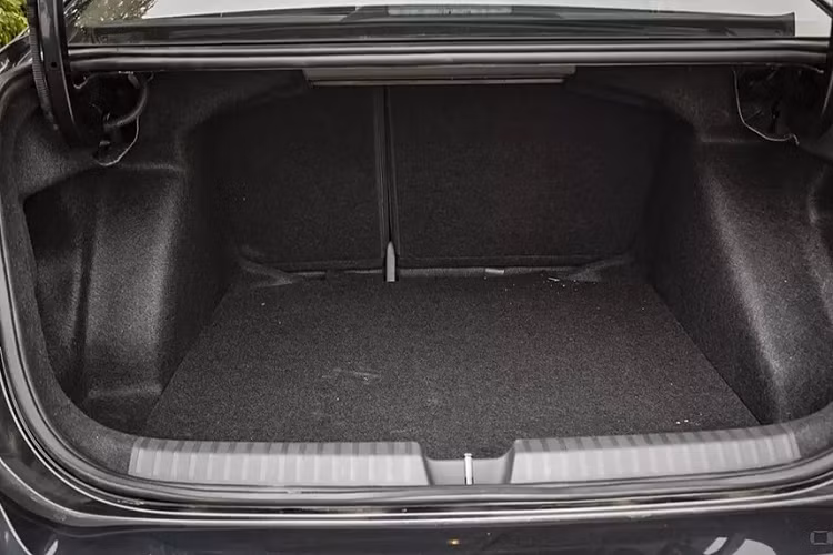 Bước vào bên trong mẫu sedan hạng B này, người lái sẽ bắt gặp không gian nội thất có thiết kế gợi liên tưởng đến người anh em Volkswagen T-Cross.