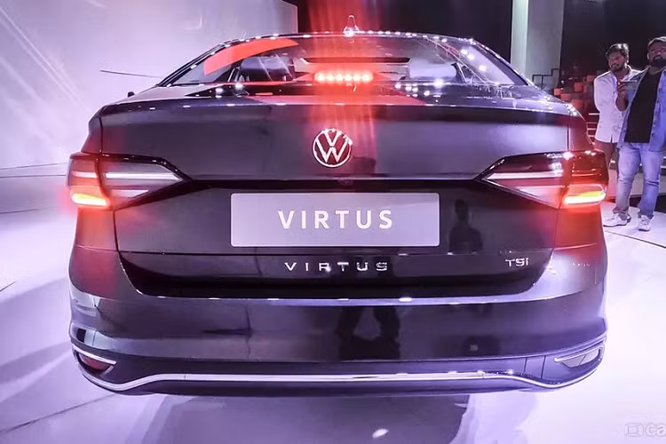 Khi mua xe, khách hàng Ấn Độ có thể chọn các màu sơn ngoại thất như đỏ Wild Cherry Red, trắng Candy White, xám Carbon Steel Grey, vàng Curcuma Yellow, bạc Reflex Silver và xanh dương Rising Blue Metallic.