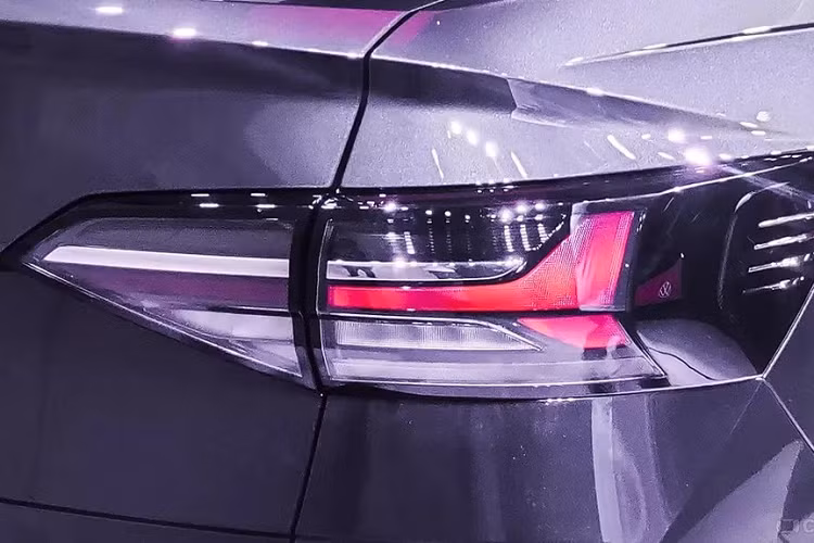 Đằng sau, Volkswagen Virtus 2022 được trang bị cụm đèn hậu tách rời và có tạo hình mũi tên bên trong. Tem chữ nổi "Virtus" không nằm ngay dưới logo của hãng Volkswagen như xu hướng hiện nay mà được đặt khá sâu trên nắp cốp sau. Bên dưới nắp cốp sau là cốp có thể tích 521 lít. Trên cản sau còn có nẹp mạ crôm nằm vắt ngang và ôm lấy đèn phản quang.
