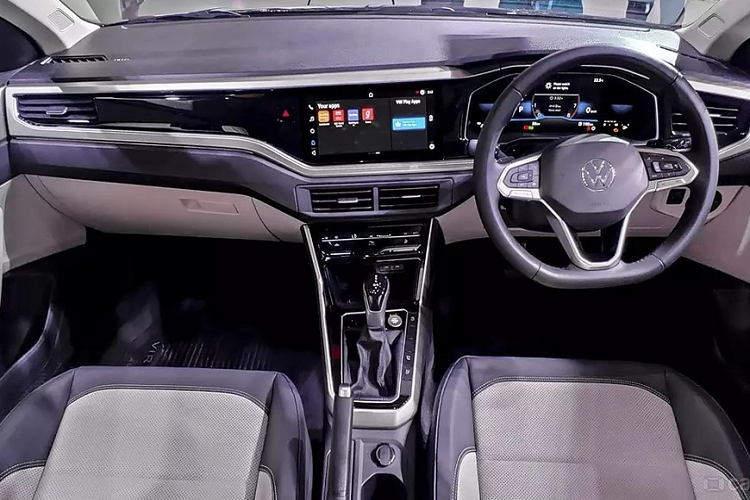 Cụ thể, Volkswagen Virtus 2022 cũng có mặt táp-lô nhiều tầng, màn hình thông tin giải trí dạng cảm ứng 10 inch, hỗ trợ Android Auto/Apple CarPlay không dây, và vô lăng 3 chấu mới. Riêng bản GT thể thao sẽ có viền màu đỏ bao quanh mặt táp-lô và mặt cửa cũng như bộ bàn đạp bằng nhôm. Bên cạnh đó là chỉ khâu màu đỏ trên ghế bọc da màu đen.