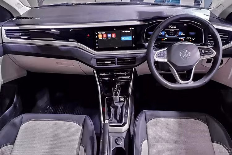 Cụ thể, Volkswagen Virtus 2022 cũng có mặt táp-lô nhiều tầng, màn hình thông tin giải trí dạng cảm ứng 10 inch, hỗ trợ Android Auto/Apple CarPlay không dây, và vô lăng 3 chấu mới. Riêng bản GT thể thao sẽ có viền màu đỏ bao quanh mặt táp-lô và mặt cửa cũng như bộ bàn đạp bằng nhôm. Bên cạnh đó là chỉ khâu màu đỏ trên ghế bọc da màu đen.
