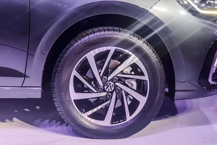 Được áp dụng ngôn ngữ thiết kế hiện tại của thương hiệu Volkswagen, Virtus mới mang trên mình lưới tản nhiệt có 2 nan mạ crôm, nối liền với đèn pha. Bên trong đèn pha còn có dải đèn LED định vị ban ngày hình chữ "L". Tiếp đến là hốc gió trung tâm cỡ lớn màu đen và đèn sương mù trước nằm ở hai góc đầu xe. Những chi tiết này được bao quanh bằng nẹp mạ crôm khiến phần đầu xe trông như rộng hơn.