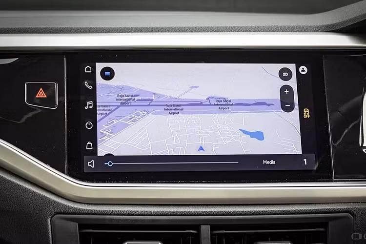 Những trang bị đáng chú ý khác của mẫu sedan cỡ B này gồm có bảng đồng hồ kỹ thuật số với màn hình 8 inch, sạc điện thoại thông minh không dây, hệ thống âm thanh 8 loa, điều hòa tự động, ghế trước thông hơi, cửa sổ trời chỉnh điện, 5 tựa đầu có thể chỉnh được và hệ thống đèn viền nội thất. Hàng ghế sau của xe có thể gập theo tỷ lệ 60:40 để tăng thể tích khoang hành lý.