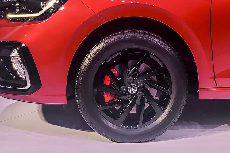 Bên sườn, mẫu xe sedan Volkswagen Virtus 2022 được trang bị đường dập gân kéo dài từ chắn bùn trước đến cụm đèn hậu. Thêm vào đó là nóc dốc dần về phía sau và vành hợp kim phối 2 màu. Riêng bản GT sẽ dùng vành hợp kim sơn màu đen và cùm phanh màu đỏ nhằm nhấn mạnh vẻ thể thao.