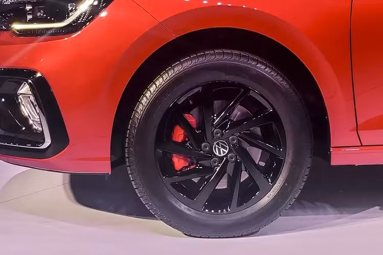 Bên sườn, mẫu xe sedan Volkswagen Virtus 2022 được trang bị đường dập gân kéo dài từ chắn bùn trước đến cụm đèn hậu. Thêm vào đó là nóc dốc dần về phía sau và vành hợp kim phối 2 màu. Riêng bản GT sẽ dùng vành hợp kim sơn màu đen và cùm phanh màu đỏ nhằm nhấn mạnh vẻ thể thao.