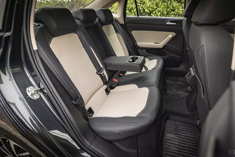 Đáng tiếc là trang bị an toàn của Volkswagen Virtus 2022 khá cơ bản với 6 túi khí, hệ thống cân bằng điện tử, hỗ trợ khởi hành ngang dốc, cảm biến đỗ xe phía sau, cảnh báo áp suất lốp, hệ thống chống bó cứng phanh ABS và phân bổ lực phanh điện tử EBD.