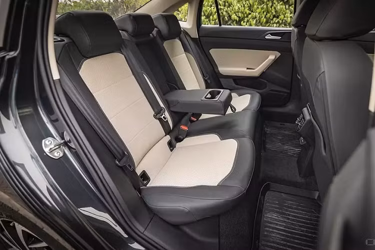 Đáng tiếc là trang bị an toàn của Volkswagen Virtus 2022 khá cơ bản với 6 túi khí, hệ thống cân bằng điện tử, hỗ trợ khởi hành ngang dốc, cảm biến đỗ xe phía sau, cảnh báo áp suất lốp, hệ thống chống bó cứng phanh ABS và phân bổ lực phanh điện tử EBD.