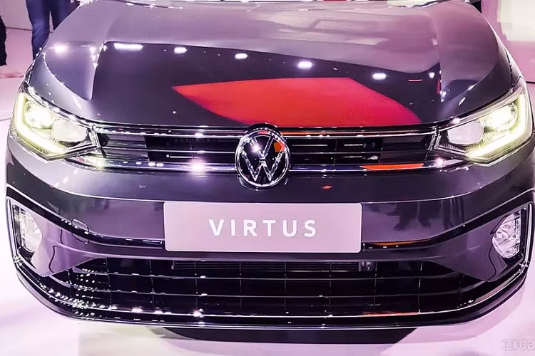 Được phát triển dựa trên cơ sở gầm bệ MQB-A0-IN tương tự mẫu SUV hạng B T-Cross hiện đang bán tại Việt Nam, Volkswagen Virtus 2022 sở hữu chiều dài 4.561 mm, chiều rộng 1.752 mm, chiều cao 1.407 mm và chiều dài cơ sở 2.651 mm. So với những đối thủ cùng phân khúc như Hyundai Accent (2.600 mm) và Honda City (2.600 mm), mẫu xe này có chiều dài cơ sở lớn hơn.