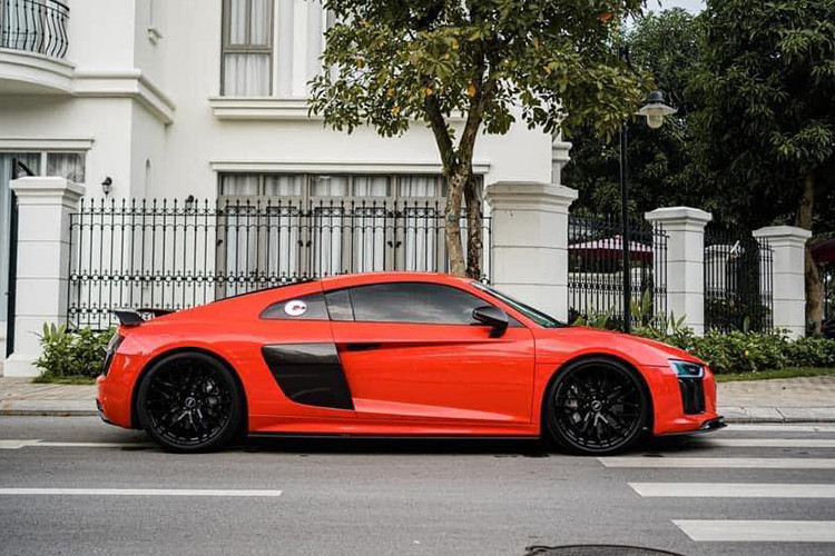 Về các chức năng giải trí, Audi R8 sở hữu hệ thống âm thanh 13 loa thượng hạng của Bang&amp;Olufsen, kết hợp với bộ khuếch đại công suất lên 550W. Xe được trang bị khối động cơ V10 hút khí tự nhiên có dung tích 5.2 lít, sản sinh công suất tối đa 602 mã lực và mô men xoắn cực đại đạt mức 560 Nm.