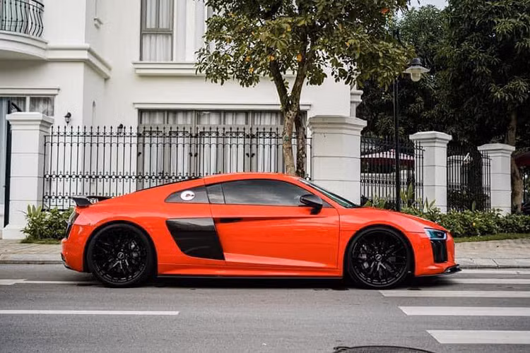 Về các chức năng giải trí, Audi R8 sở hữu hệ thống âm thanh 13 loa thượng hạng của Bang&amp;Olufsen, kết hợp với bộ khuếch đại công suất lên 550W. Xe được trang bị khối động cơ V10 hút khí tự nhiên có dung tích 5.2 lít, sản sinh công suất tối đa 602 mã lực và mô men xoắn cực đại đạt mức 560 Nm.