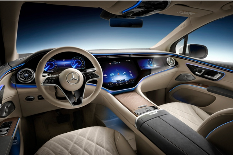 Trong đó, nội thất của Mercedes-Benz EQS SUV hạng sang là đáng chú ý nhất, với màn hình Hyperscreen khổng lồ 56 inch kết hợp 3 màn hình chạy ngang trên các cấu hình cao (bản thường chỉ dùng 2 màn đơn cỡ lớn giống S-Class) và khoang để đồ khá rộng rãi giữa hàng ghế trước.