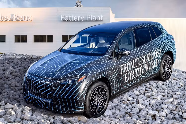 Hành khách hàng ghế trước có thể sử dụng màn thứ 3 trước mặt họ để xem phim ngay cả khi xe đang di chuyển, tuy nhiên người lái thì không thể vì trên xe có camera theo dõi hướng ánh mắt của tài xế, nếu phát hiện lái xe liếc nhìn màn hình thì xe sẽ tự làm tối màn hình.