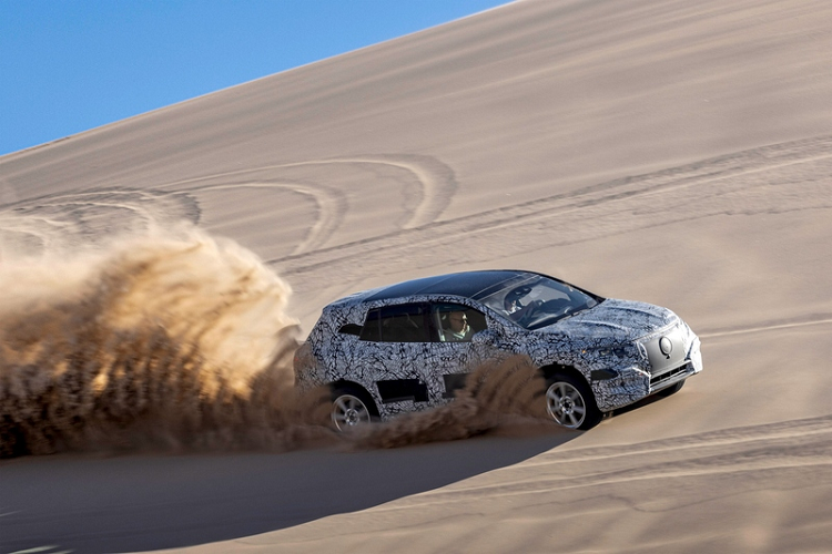 Chiếc SUV thuần điện cao cấp cũng có nhiều chi tiết trang trí bằng ốp gỗ và thép không rỉ, đi kèm hệ thống loa Dolby Atmos hiện đại.