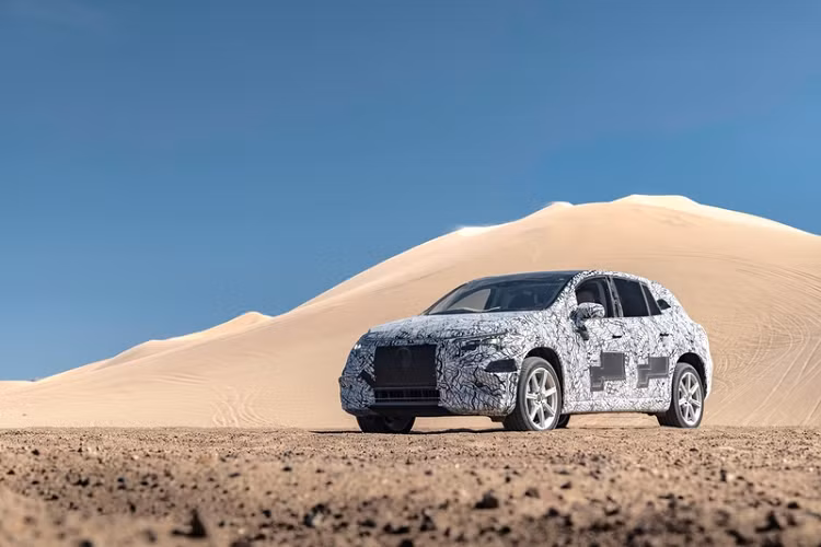 Như đã biết, mẫu xe điện Mercedes-Benz EQS SUV sẽ sử dụng chung khung gầm thuần điện, vì vậy, chiếc xe được cho rằng sẽ có các tùy chọn truyền động giống như EQS, bao gồm bản thường mạnh 329 mã lực hoặc 516 mã lực và bản AMG có công suất lên tới 715 mã lực.