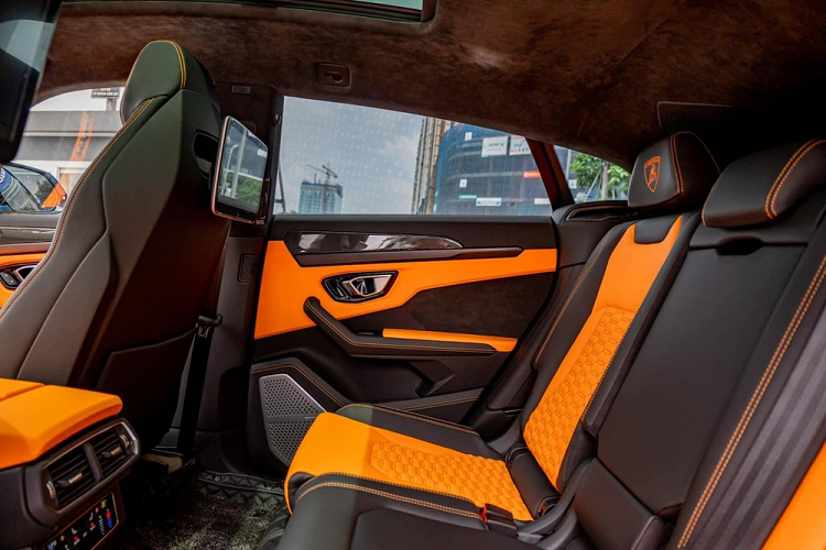 Được biết, chiếc siêu SUV Lamborghini Urus mới được một "ông chú" U60 mua về để trải nghiệm từng được rao bán trên 23,5 tỷ đồng, đây là 1 trong 2 xe Lamborghini Urus có sẵn để tìm khách tại Việt Nam. Dù xe đã trải qua 1 đời chủ nhưng rất ít khi được cho ra đường, chính vì thế, số đồng hồ công tơ mét của xe chỉ mới lăn bánh chưa quá 200 km.