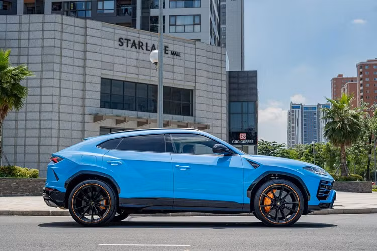 Ngoài màu sơn độc đáo và đẹp mắt chưa có chiếc xe Lamborghini Urus thứ 2 nào sở hữu, xe còn có nhiều tùy chọn đẹp mắt như mâm 23 inch sơn màu tối cùng viền cam, ống xả độ Akrapovic và một số chi tiết bằng carbon. 