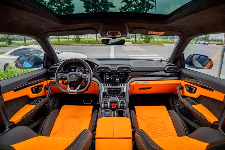 Trường hợp này đúng cho câu nói đam mê không phân biệt tuổi tác, ở tuổi này, có lẽ nhiều đại gia chọn mua xe sang, xe siêu sang hoặc nếu SUV sẽ là Range Rover, Mercedes-Maybach G-Class hay Bentley Bentayga V8 cho êm ái thay vì một chiếc siêu SUV tốc độ như Lamborghini Urus.