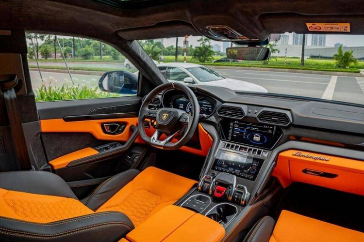 Danh tính của ông chú tậu Lamborghini Urus này không được tiết lộ gì nhiều ngoài tuổi và bức ảnh chụp lại từ phía sau lưng người này đang làm các thủ tục mới rước chiếc siêu SUV từng được mệnh danh là nhanh nhất thế giới. Bức ảnh cho thấy chủ xe khá giản dị với áo thun trắng, quần đùi và dép lê.