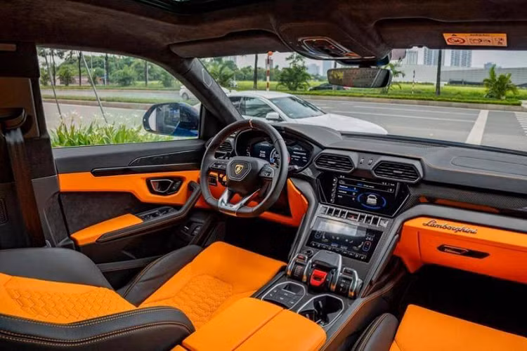 Danh tính của ông chú tậu Lamborghini Urus này không được tiết lộ gì nhiều ngoài tuổi và bức ảnh chụp lại từ phía sau lưng người này đang làm các thủ tục mới rước chiếc siêu SUV từng được mệnh danh là nhanh nhất thế giới. Bức ảnh cho thấy chủ xe khá giản dị với áo thun trắng, quần đùi và dép lê.