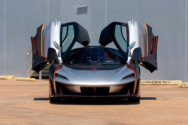 Những cuộc đấu giá của Mecum luôn nhận được sự quan tâm của các triệu phú, tỷ phú và những nhà sưu tầm siêu xe lão luyện vì biết đâu, họ tìm thấy được một mẫu xe mình còn thiếu trong garage.