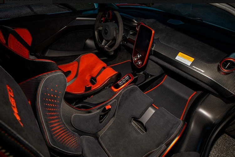 McLaren Sabre sử dụng động cơ V8, tăng áp kép, dung tích 4.0 lít (M840T) tương tự như những chiếc siêu xe hypercar như Elva hay Senna. Tuy nhiên, động cơ này đã được tinh chỉnh để sản sinh ra công suất cực đại 824 mã lực