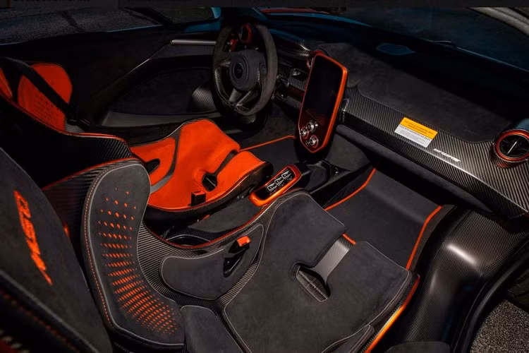 McLaren Sabre sử dụng động cơ V8, tăng áp kép, dung tích 4.0 lít (M840T) tương tự như những chiếc siêu xe hypercar như Elva hay Senna. Tuy nhiên, động cơ này đã được tinh chỉnh để sản sinh ra công suất cực đại 824 mã lực